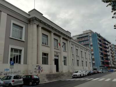 Nelle vicinanze del ponte Giuseppe Garibaldi che conduce al rione Japigia, troviamo in via Giuseppe di Vagno l�IPSIA Santarella. Nato con il nome di �Regia Scuola d�Arti e Mestieri Umberto I� nel 1891 si � stabilito in questa sede nel 1933. La possente struttura s�inseriva a quei tempi nel piano di riqualificazione scenica del Lungomare Nazario Sauro, sviluppandosi su due piani tracciati da paraste sui corpi laterali e colonne doriche sul corpo centrale